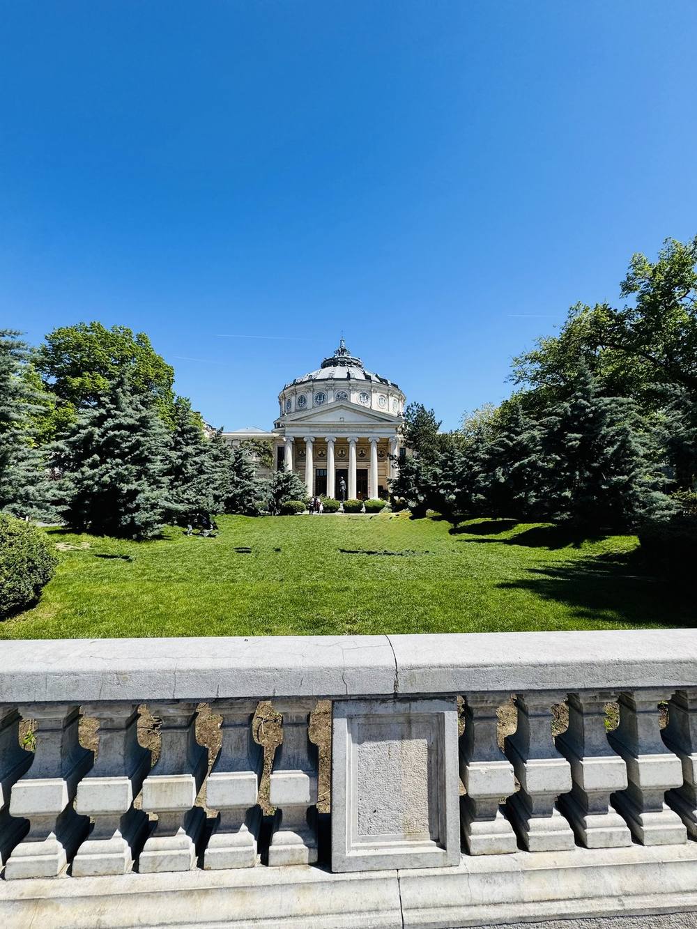 L'Ateneul Roman visto dal giardino