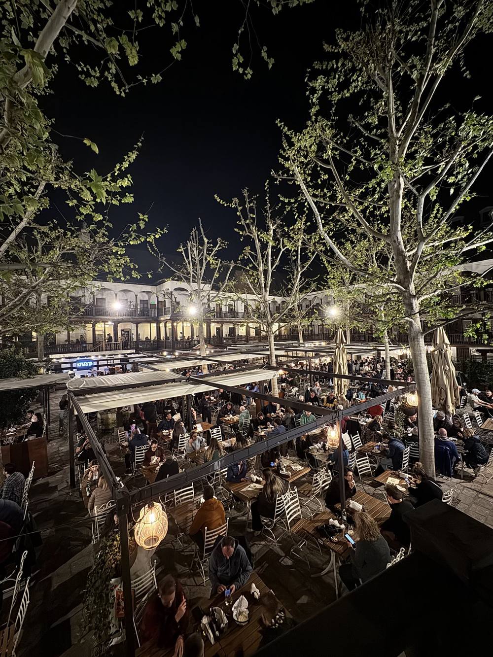 Il cortile di Hanul lui Manuc affollato la sera