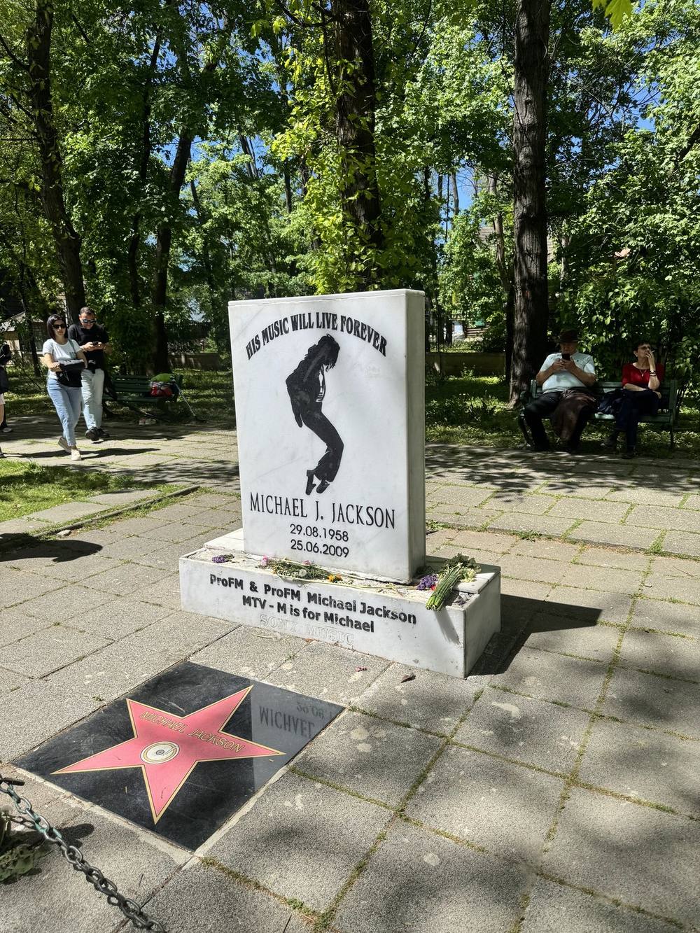 Il memoriale a Michael Jackson nel Parcul Herastrau