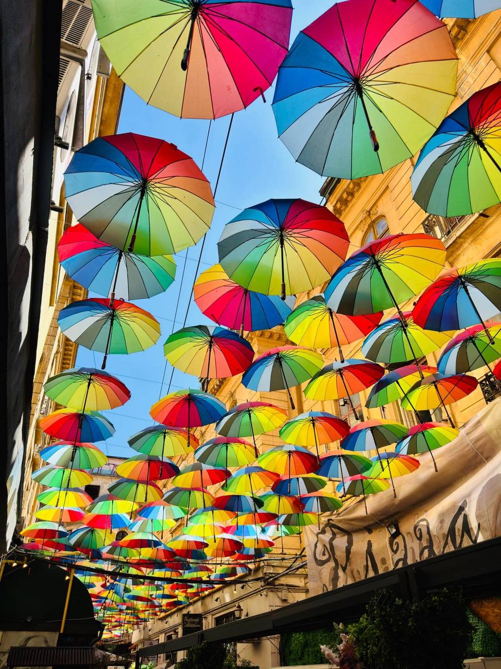 Gli ombrelli colorati di Strada Cu Umbrele