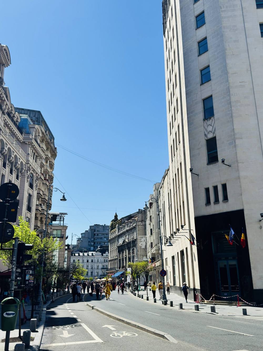 Calea Victoriei pedonale in una giornata di sole